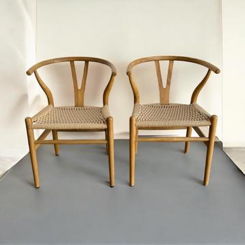 2 eetkamerstoelen uit teak hout en koord beschikbaar voor biedingen