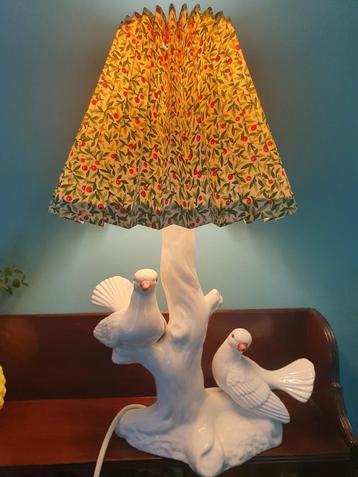 Vintage witte keramieken lamp met vogels