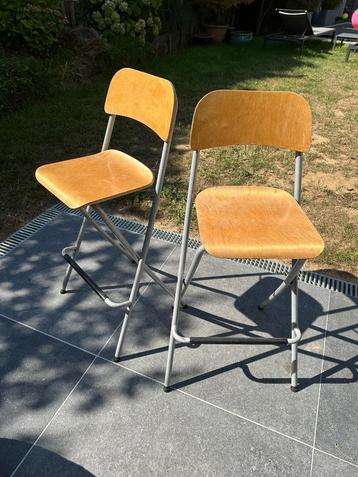 2 opklapbare barstoelen/krukken (of tekening) beschikbaar voor biedingen