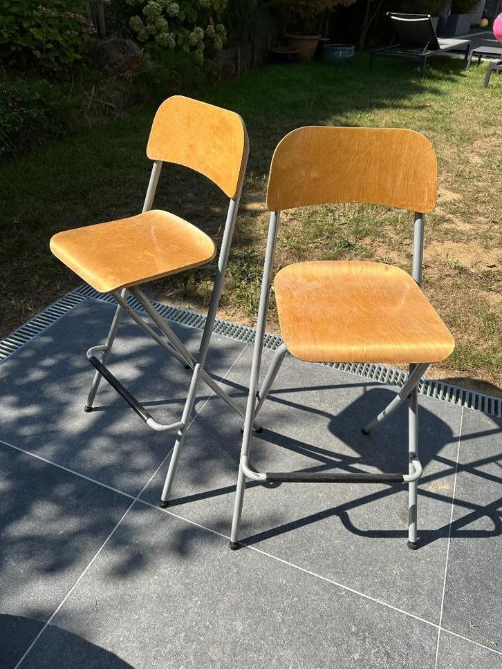 2 opklapbare barstoelen/krukken (of tekening), Huis en Inrichting, Barkrukken, Gebruikt, Hout, Metaal, 2 krukken, Met voetsteun