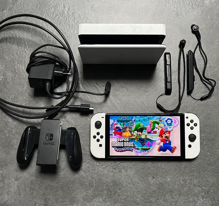Nintendo Switch Oled in nieuwstaat + spelletjes op account, Games en Spelcomputers, Spelcomputers | Nintendo Switch, Zo goed als nieuw