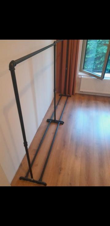 2 kledingrekken beschikbaar voor biedingen