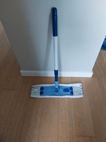 Vloerswiffer met uittrekbare steel en wasbare hoes beschikbaar voor biedingen
