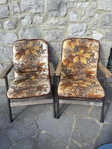 2 vintage stoelen, comfortabel en licht beschikbaar voor biedingen