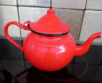 Theepot van rood geëmailleerd laken beschikbaar voor biedingen