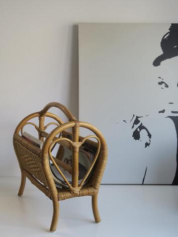 Vintage rotan krantenrekje beschikbaar voor biedingen