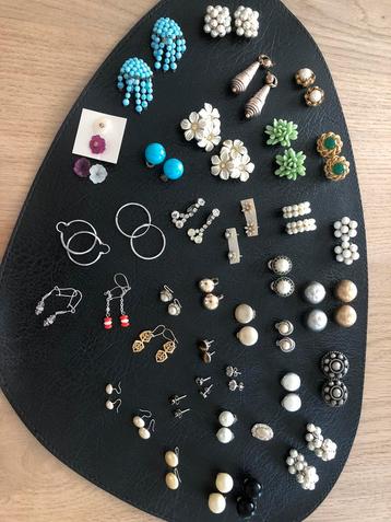 Partij oorclipsen en stekers beschikbaar voor biedingen