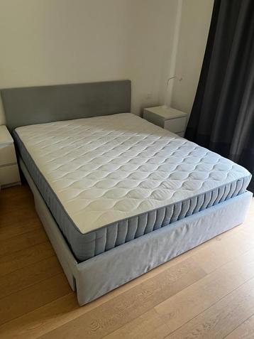 Queensize bed en matras beschikbaar voor biedingen