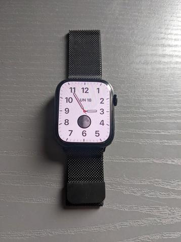 Apple Watch 7 / 45 mm / GPS / 5 bracelets