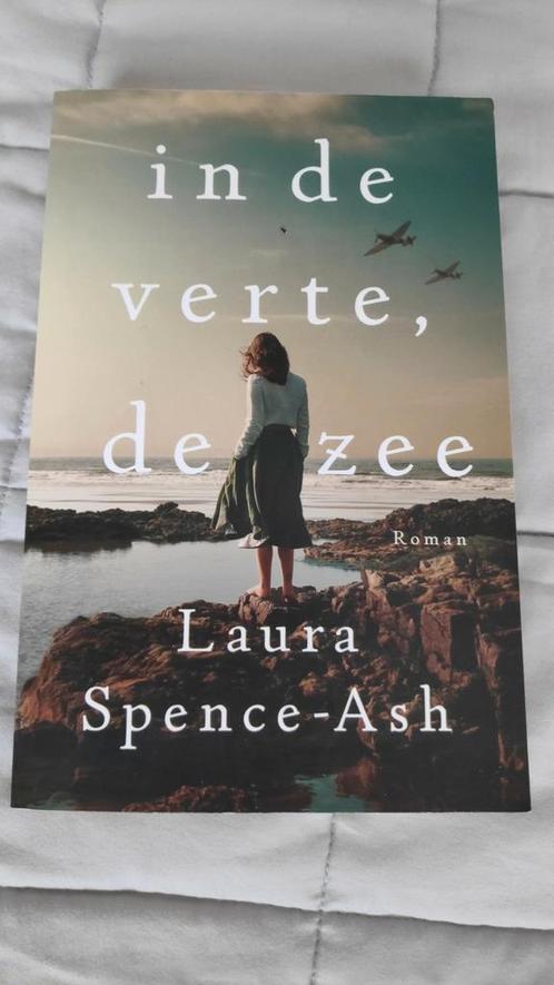 Laura Spence-Ash - In de verte, de zee, Boeken, Literatuur, Zo goed als nieuw, Amerika, Ophalen of Verzenden
