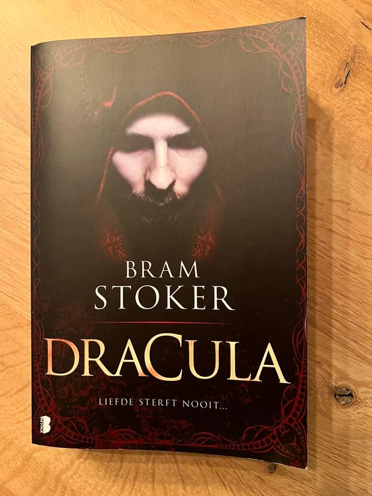 Dracula Bram Stoker Nederlandstalige versie, Boeken, Thrillers, Zo goed als nieuw, Ophalen of Verzenden