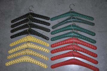 17x kleerhangers beschikbaar voor biedingen
