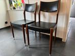 Vintage houten stoelen met zwart leer bekleed, Twee, Gebruikt, Hout, Zwart