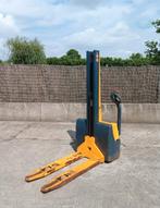 Elektrische stapelaar met nieuwe accu's, Ophalen