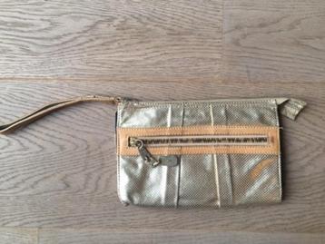 Magnifique sac de soirée doré de la marque See By Chloe à ve disponible aux enchères