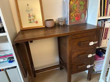 Petit bureau ancien en bois beschikbaar voor biedingen