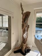 Versteend houten beeld op zwarte stalen voet met verlichting, Ophalen