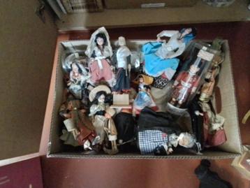 Lot de 350 poupées folkloriques, collection 