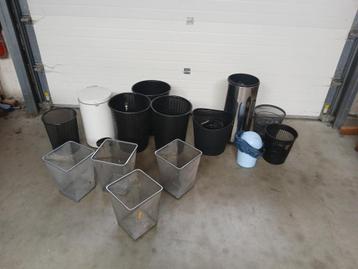 Set van 6 metalen bakken - 7 plastic bakken - 1 vuilnisbak beschikbaar voor biedingen
