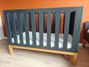 Babybed quax indigo incl. aerosleep matras en mattasbescherm beschikbaar voor biedingen