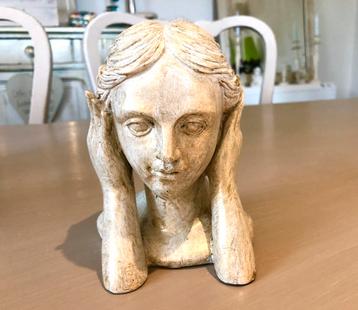 Vrouwelijk hoofdbeeldje in gips of terracotta. beschikbaar voor biedingen