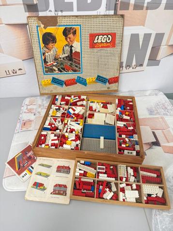 Vintage LEGO #810 Set in een Houten doos 1960-1965 stad town beschikbaar voor biedingen