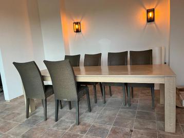 Tafel massief eik en 8 stoelen beschikbaar voor biedingen