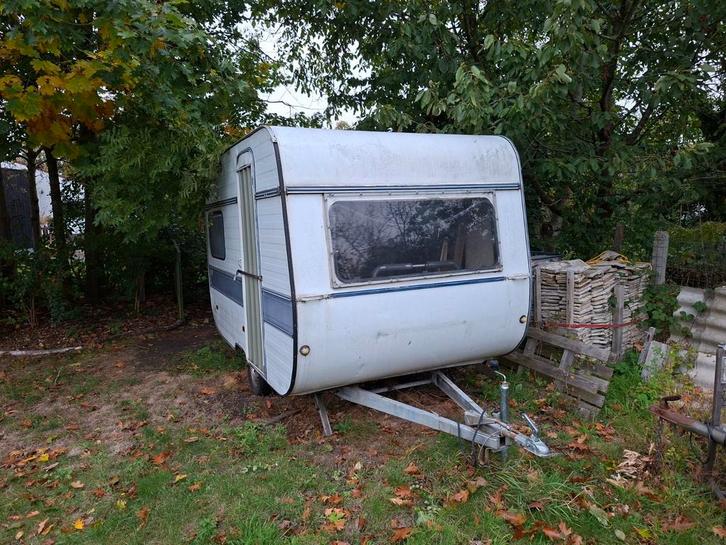 Caravan Adria 330 SLB uit 1983, mooi winterproject!, Caravans en Kamperen, Caravans, Particulier, Adria, Ophalen