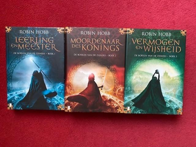 ROBIN HOBB DE BOEKEN VAN DE ZIENERS DE COMPLETE TRILOGIE IN, Boeken, Fantasy, Ophalen of Verzenden