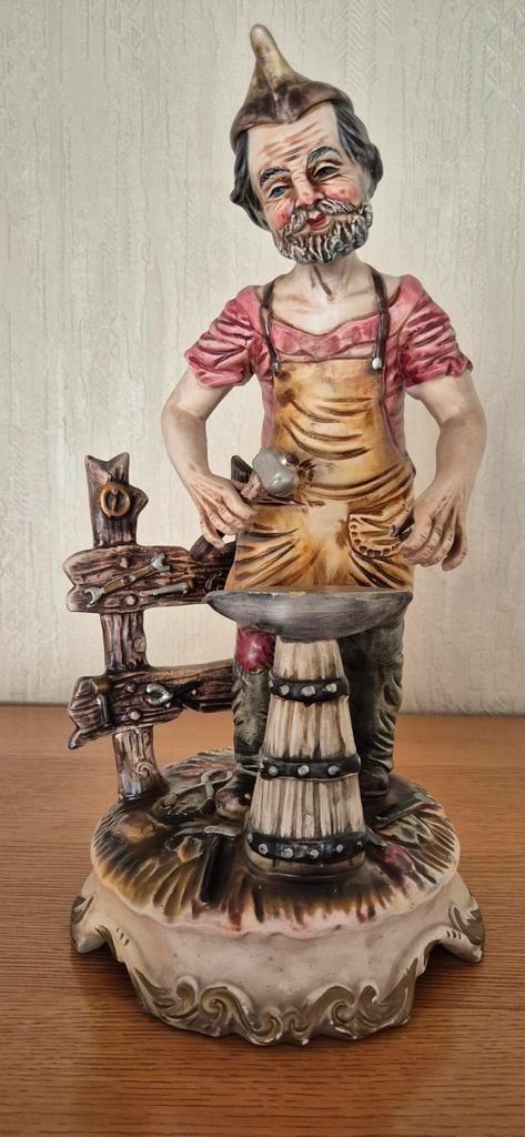 Capodimonte porseleinen beeldje., Antiek en Kunst, Antiek | Porselein, Ophalen of Verzenden