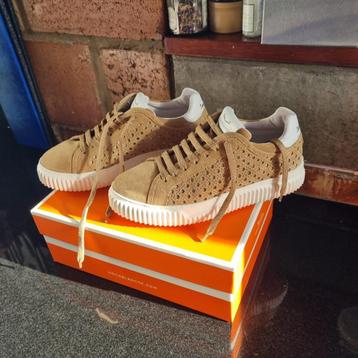 Luxe damessneakers beschikbaar voor biedingen