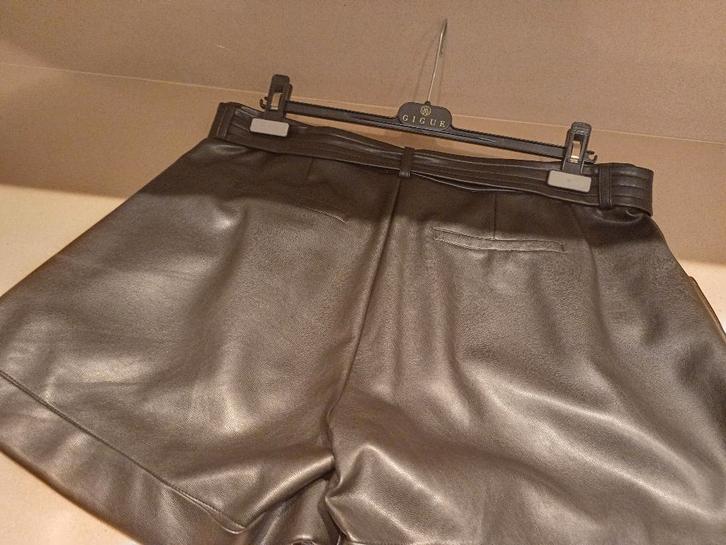 Lederen short, Kleding | Dames, Broeken en Pantalons, Zo goed als nieuw, Maat 42/44 (L), Zwart, Kort, Ophalen of Verzenden