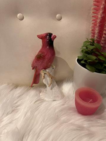 Porseleinen beeldje van een vogeltje beschikbaar voor biedingen
