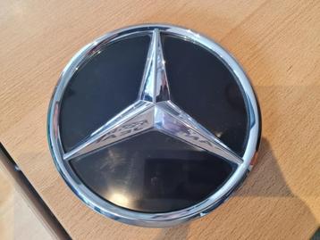 Embleem van een Mercedes C-Klasse