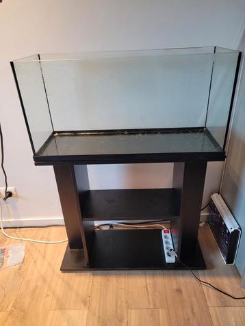 90l aquarium + kastje beschikbaar voor biedingen