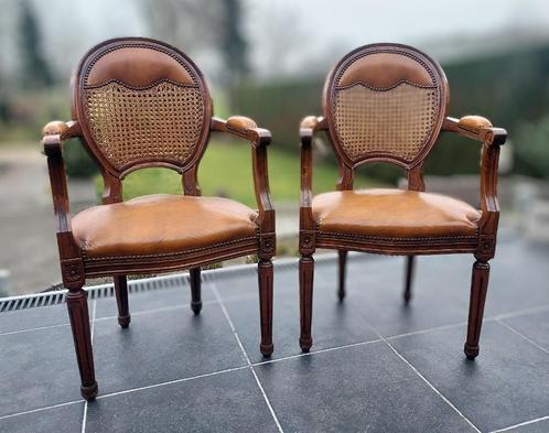2 lederen zetels met houtsierwerk, Huis en Inrichting, Zetels | Zetels, Zo goed als nieuw, Eenpersoons, Minder dan 150 cm, Minder dan 75 cm