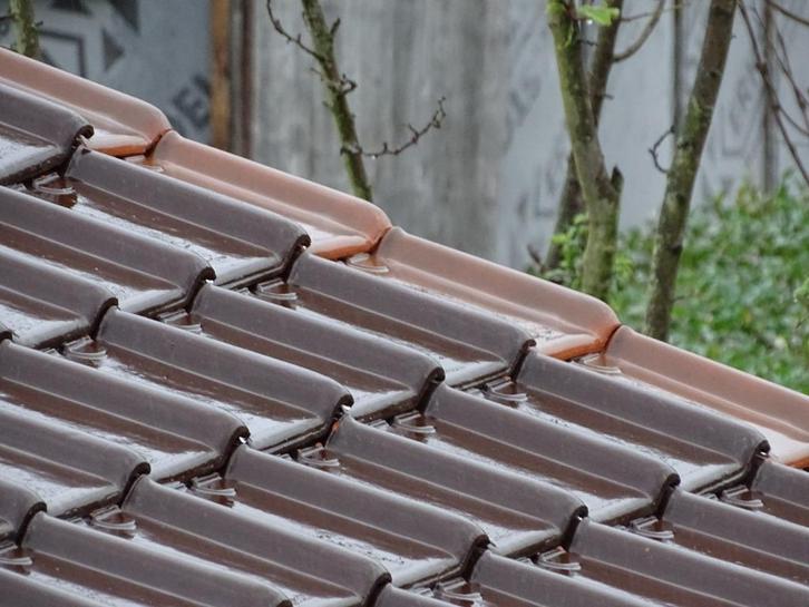 Oude dakpannen Pottelberg stormpan 44 bruin geglazuurd, Doe-het-zelf en Bouw, Dakpannen en Dakbedekking, Gebruikt, Dakpannen, 15 m² of meer