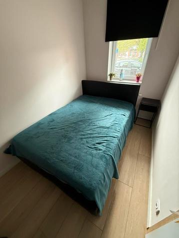 Lit double avec matelas et tables de chevet. 140x200 cm, 140 cm, Enlèvement, Utilisé, 200 cm