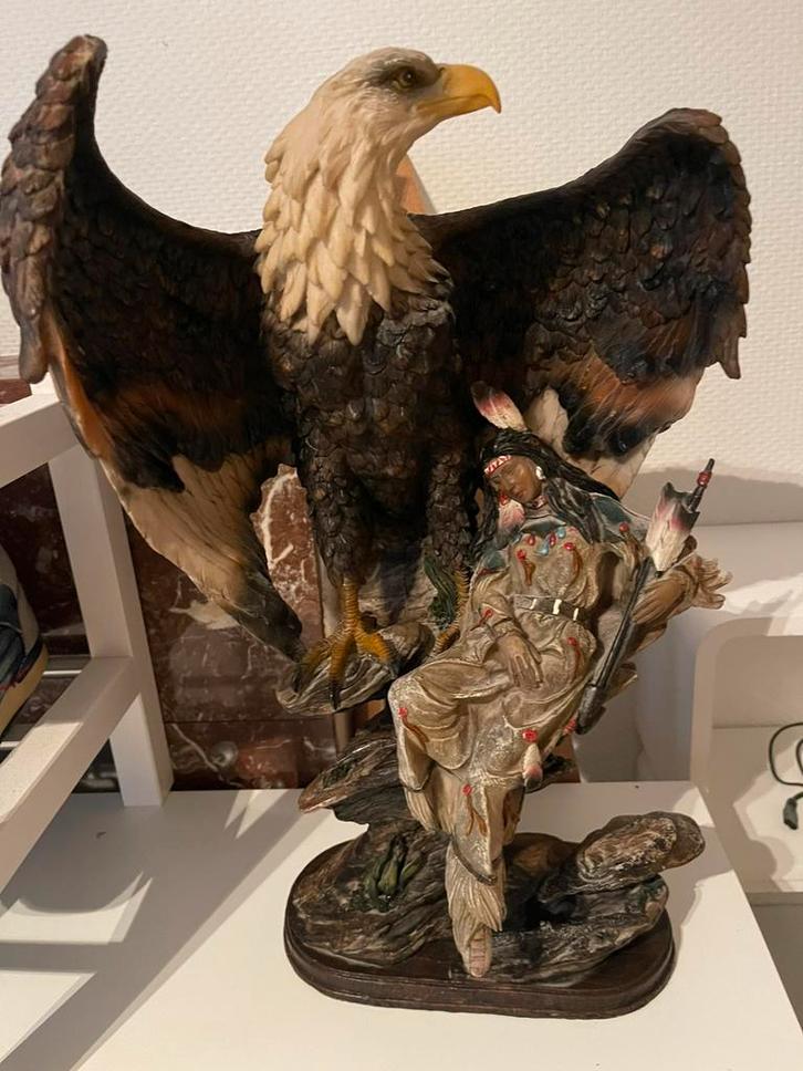 Mooi groot beeld van adelaar met indiaanse figuur, Verzamelen, Beelden en Beeldjes, Zo goed als nieuw, Ophalen