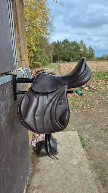 Springzadel te koop beschikbaar voor biedingen