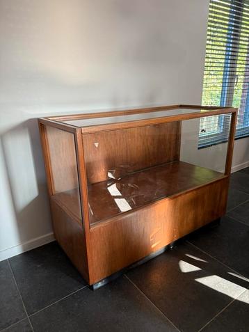 Toonbank / vitrinekast beschikbaar voor biedingen