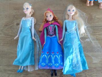 poupées Princesse DISNEY - Elsa Reine  des Neiges et Anna beschikbaar voor biedingen
