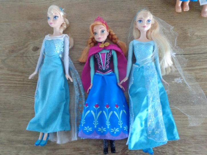 poupées Princesse DISNEY - Elsa Reine  des Neiges et Anna, Kinderen en Baby's, Speelgoed | Poppen, Gebruikt, Barbie, Ophalen of Verzenden