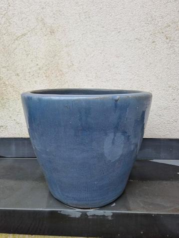 Blauwe keramische vaas voor buiten.