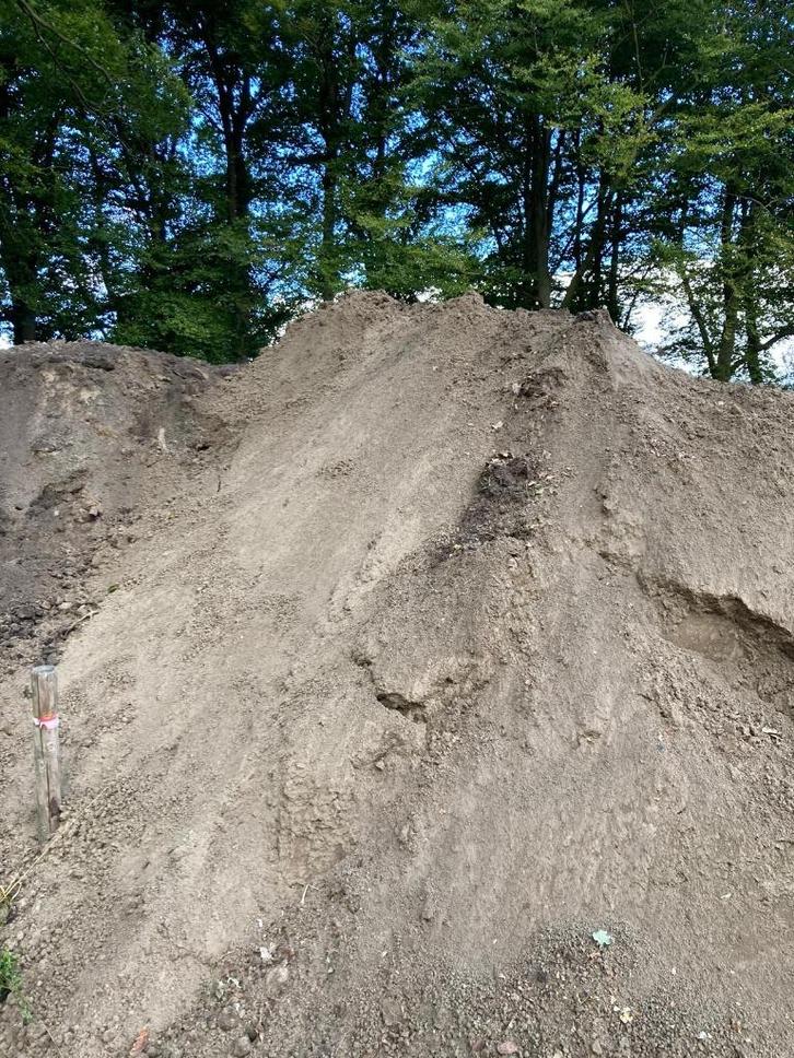Zwart zand / grond / aarde , gratis af te halen +- 90m3, Tuin en Terras, Aarde en Mest, Overige typen, Ophalen