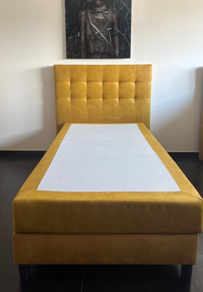 Lit boxspring moutarde, Huis en Inrichting, Slaapkamer | Boxsprings, Zo goed als nieuw, 120 cm, 200 cm, Eenpersoons, Overige kleuren