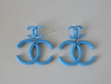Oorbellen met Chanel logo. beschikbaar voor biedingen