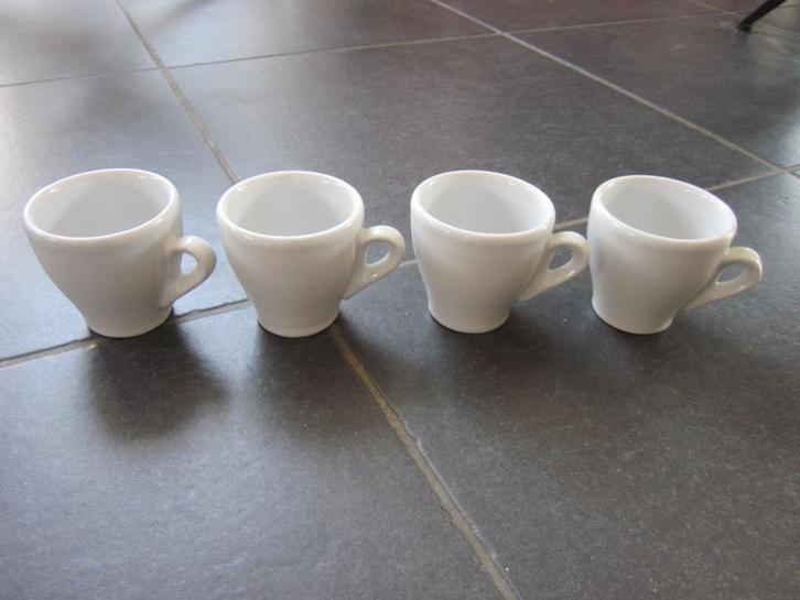 4 witte espresso kopjes/ tasjes van het merk Point, Huis en Inrichting, Keuken | Servies, Zo goed als nieuw, Overige typen, Effen