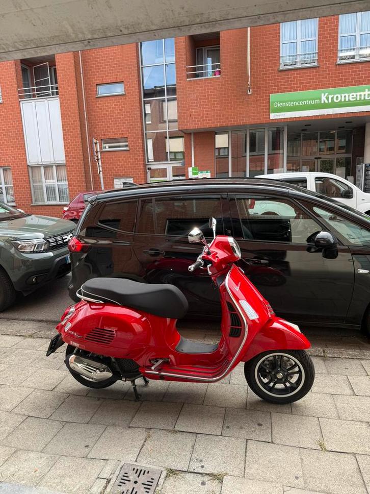 Vespa 125 gts super , 2024 ( 7 km) splinternieuwe, Fietsen en Brommers, Scooters | Vespa, Zo goed als nieuw, Ophalen