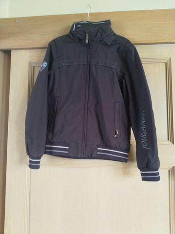 Zwarte jas beschikbaar voor biedingen